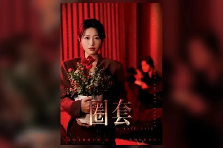 影视编辑工作台氛围配图，深色网格光影