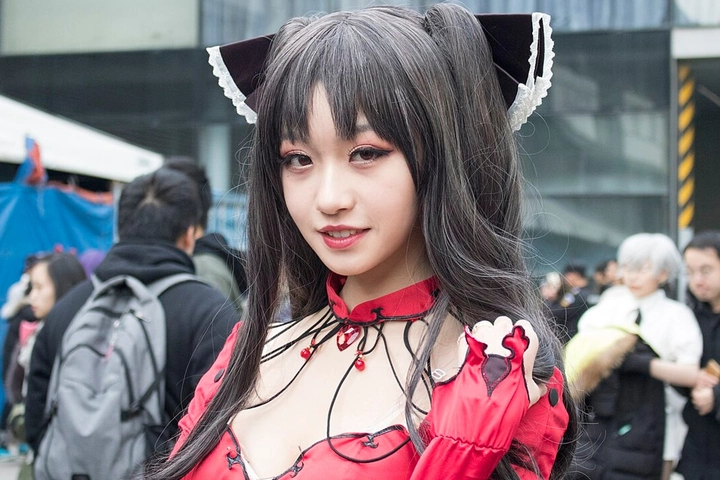 最新动态板块配图，深色背景中的社区与片单光影